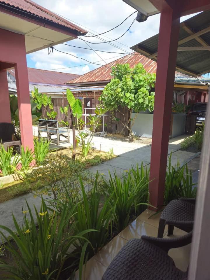Baronda Guest House Sorong Exterior foto